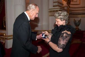  Alteţa Sa Regală Prinţul Philip si Erika Hristea proprietara Secpral Pro (membru FBN Romania) - Palatul Buckingham.